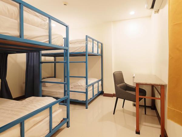 Happy Hostel : photo 1 de la chambre chambre quadruple avec salle de bains privative
