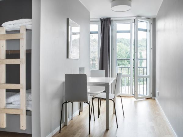 Linnéplatsens Hotell & Vandrarhem : photo 3 de la chambre chambre familiale Économique avec salle de bains commune (6 adultes)