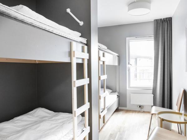 Linnéplatsens Hotell & Vandrarhem : photo 3 de la chambre chambre quadruple Économique avec salle de bains commune