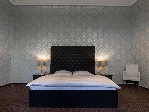 Matejki 8 : photo 3 de la chambre the karge suite with king-size bed, balcony and open bathroom