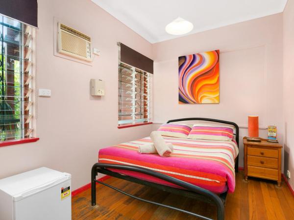 Dreamtime Hostel : photo 2 de la chambre chambre double deluxe avec salle de bains commune
