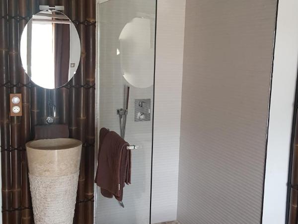 Villa BORA BORA : photo 10 de la chambre chambre double - vue sur piscine