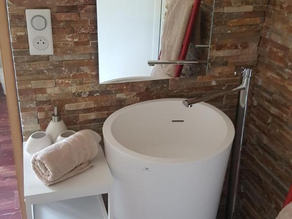 Villa BORA BORA : photo 10 de la chambre chambre double - vue sur jardin