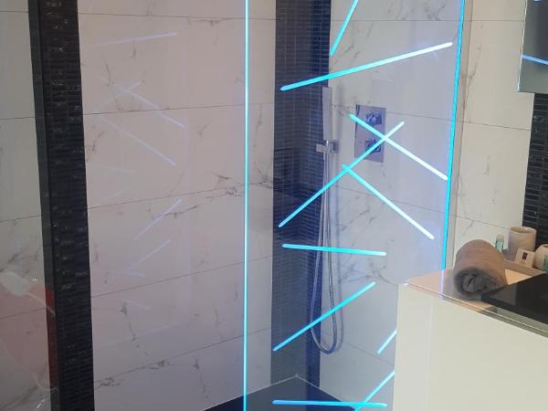 Villa BORA BORA : photo 10 de la chambre chambre lit king-size - vue sur piscine