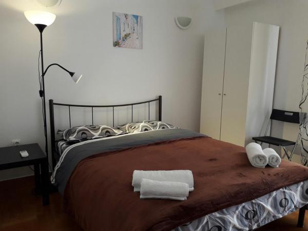 Sfiggos 54 Guest House : photo 1 de la chambre chambre double avec balcon