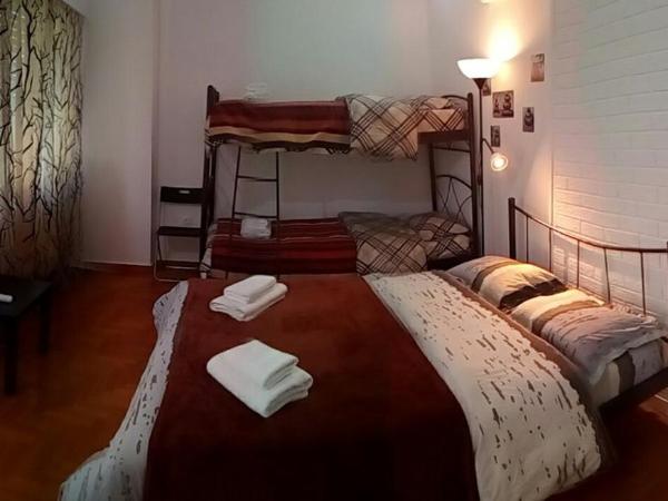 Sfiggos 54 Guest House : photo 2 de la chambre chambre familiale avec balcon