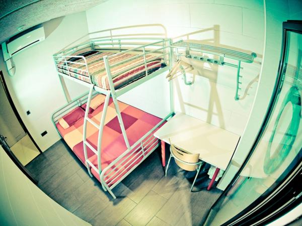 Be Zaragoza Hostel : photo 1 de la chambre chambre double avec salle de bains commune