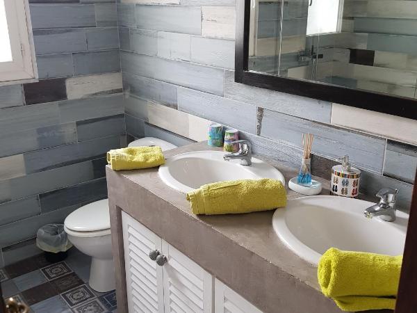 Villa Caraîbes : photo 8 de la chambre chambre quadruple avec salle de bains commune