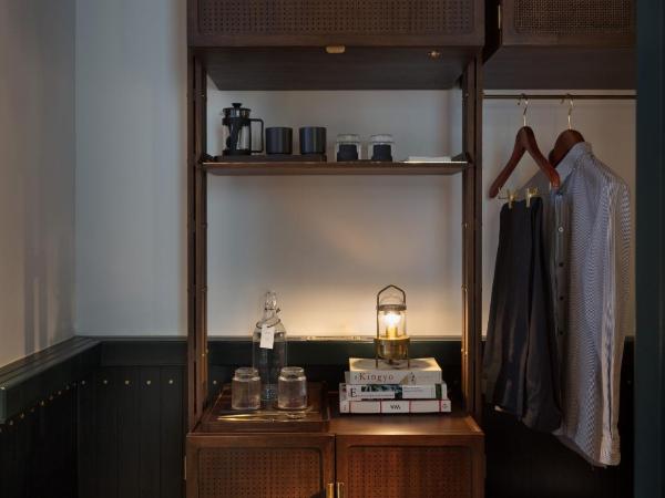 The Fleming Hong Kong : photo 5 de la chambre medium room with queen bed 