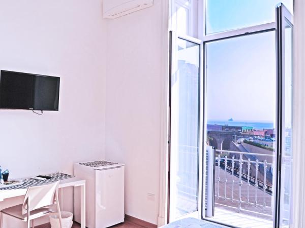 I Giardini Del Re : photo 5 de la chambre chambre double avec balcon - vue sur mer