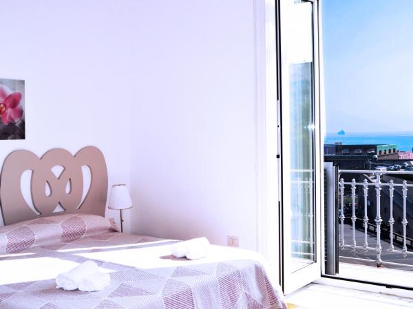 I Giardini Del Re : photo 4 de la chambre chambre double avec balcon - vue sur mer