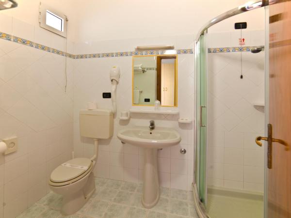 Hotel Riva del Sole : photo 1 de la chambre chambre double ou lits jumeaux standard - vue sur mer