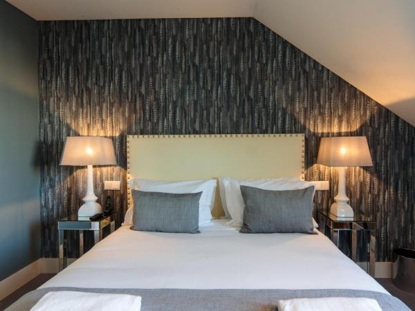 Dear Lisbon - Gallery House : photo 2 de la chambre chambre double ou lits jumeaux mansardée avec terrasse