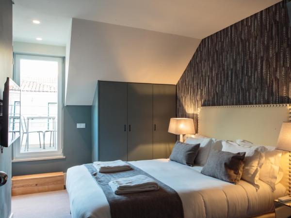 Dear Lisbon - Gallery House : photo 3 de la chambre chambre double ou lits jumeaux mansardée avec terrasse