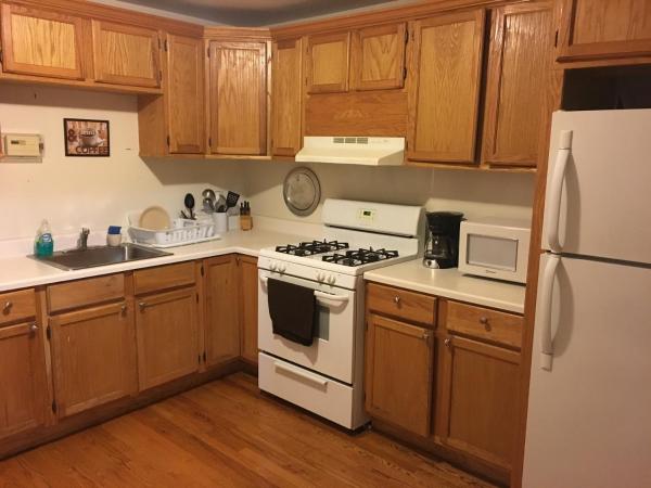 Hollywood Rentals LLC : photo 8 de la chambre chambre double avec salle de bains commune