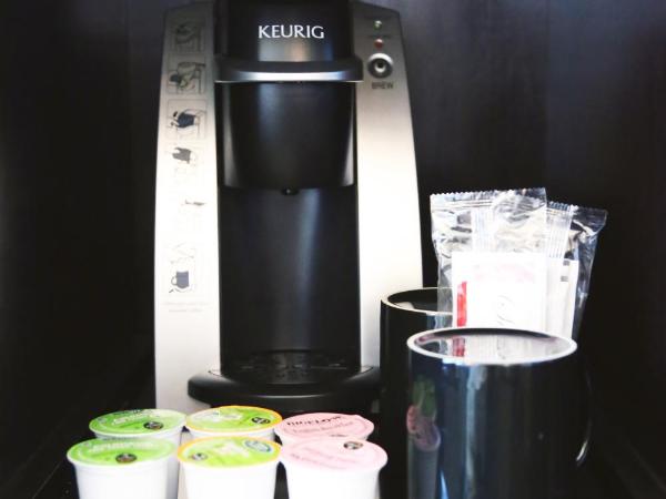 Crowne Plaza Phoenix Airport - PHX, an IHG Hotel : photo 1 de la chambre junior suite with mobility accessible roll-in shower