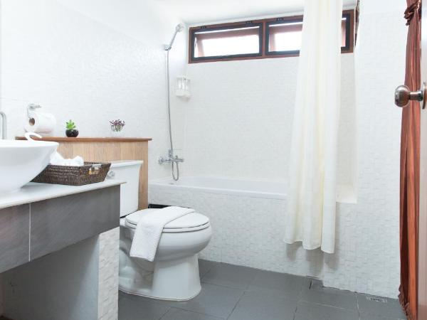 The Old City Wall Inn : photo 5 de la chambre chambre double deluxe avec balcon