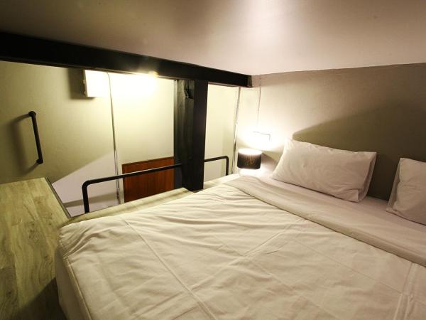 Here Hostel Bangkok : photo 3 de la chambre chambre double ou lits jumeaux avec salle de bains commune