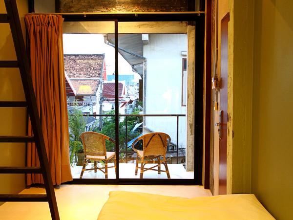 Here Hostel Bangkok : photo 2 de la chambre chambre quadruple avec salle de bains privative