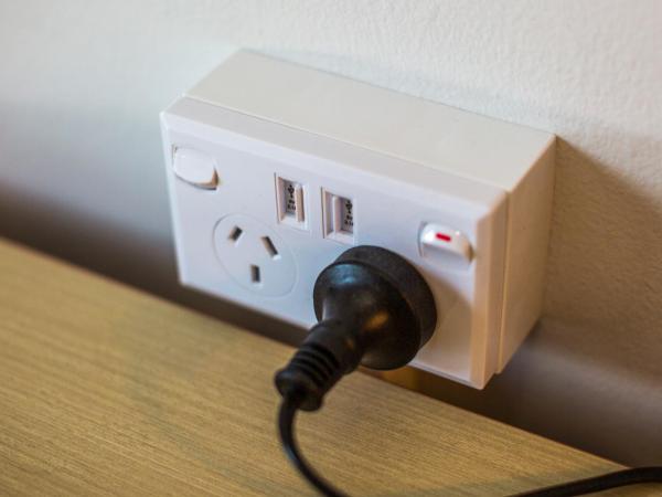 Melton Hotel Auburn : photo 2 de la chambre chambre lit king-size Économique avec salle de bains commune