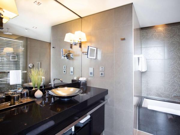 Hyatt Regency Dusseldorf : photo 7 de la chambre chambre lit king-size deluxe - vue sur port