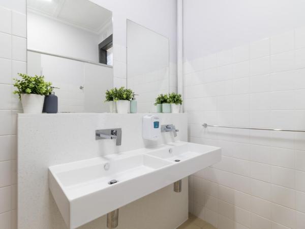 Royal Hotel Ryde : photo 8 de la chambre chambre lit queen-size avec salle de bains commune