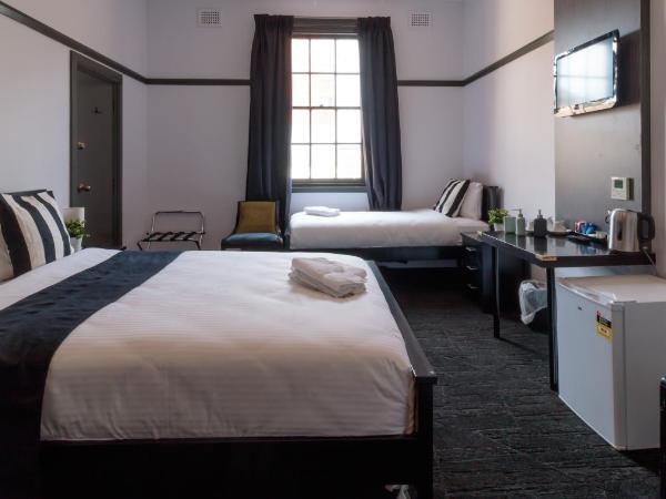 Royal Hotel Ryde : photo 5 de la chambre chambre lit queen-size avec lit simple et salle de bains commune