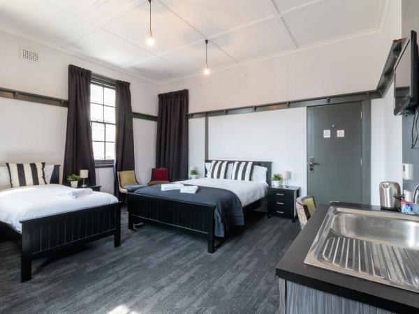 Royal Hotel Ryde : photo 8 de la chambre chambre lit queen-size avec lit simple et salle de bains commune