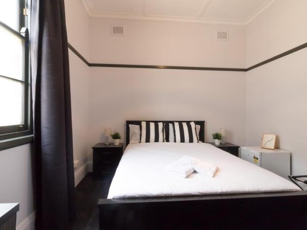 Royal Hotel Ryde : photo 6 de la chambre chambre lit queen-size avec salle de bains commune