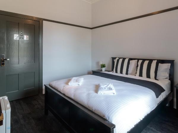 Royal Hotel Ryde : photo 3 de la chambre chambre lit queen-size avec salle de bains commune