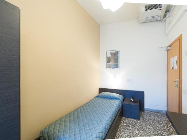 Hotel Moderno : photo 2 de la chambre chambre simple avec salle de bains commune