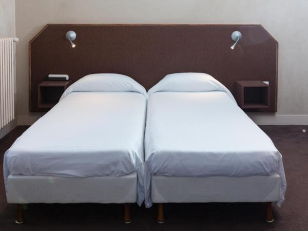 Brit Hotel Terminus : photo 2 de la chambre chambre triple (1 lit double et 1 lit simple)