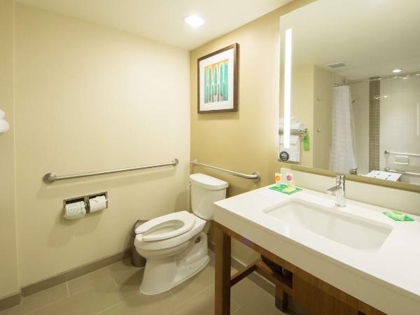 Hyatt Place Orlando/Lake Buena Vista : photo 7 de la chambre chambre lit king-size pour personnes à mobilité réduite avec canapé-lit et baignoire adaptée