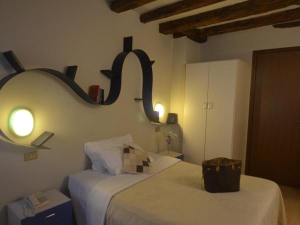 Piccolo Tiepolo : photo 3 de la chambre chambre double avec salle de bains privative