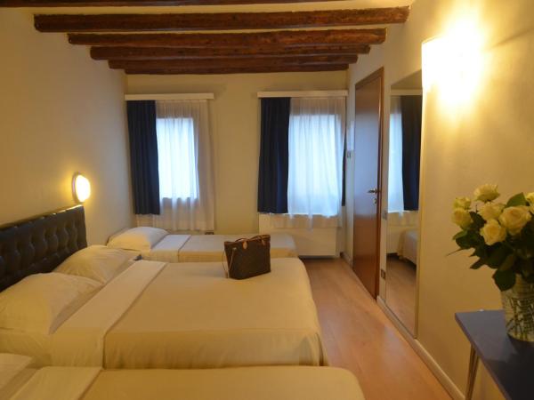 Piccolo Tiepolo : photo 3 de la chambre chambre quadruple avec salle de bains privative