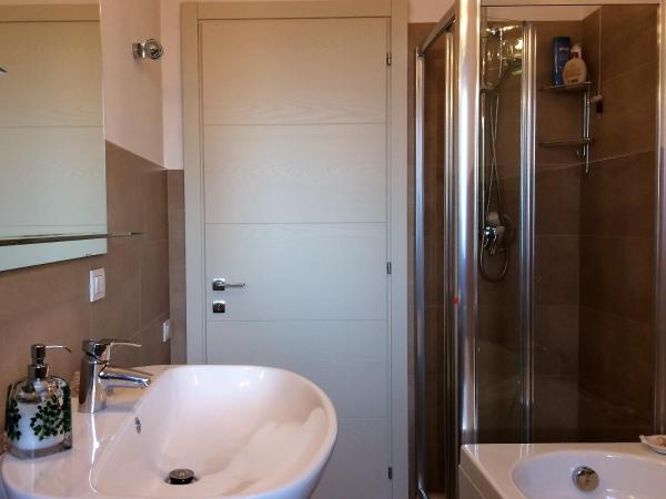 B&B Pergolesi : photo 7 de la chambre chambre lit queen-size avec salle de bains commune