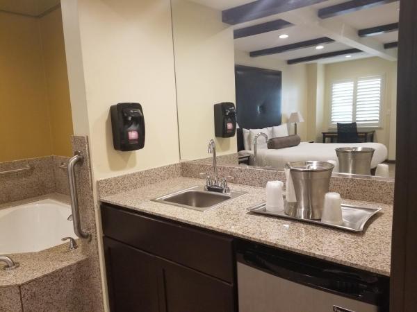 Tuscan Garden Inn : photo 6 de la chambre chambre lit king-size avec baignoire spa