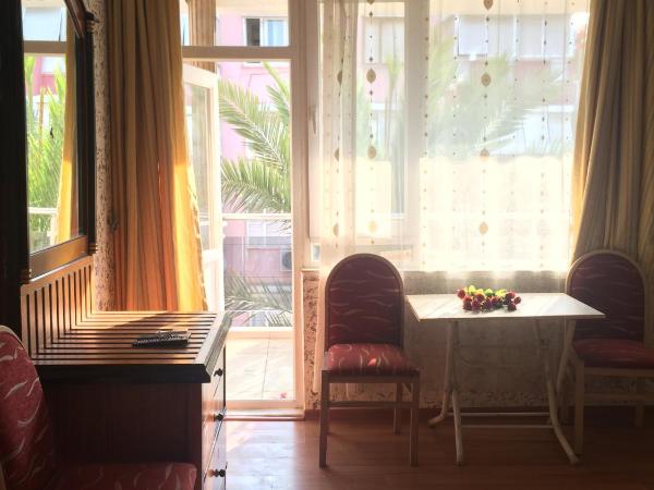 Uyar Palace : photo 4 de la chambre chambre familiale avec salle de bains privative