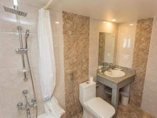 Hotel White Pearl : photo 6 de la chambre chambre triple – vue sur montagne