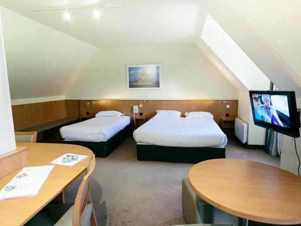 Hôtel Vert : photo 9 de la chambre chambre quadruple avec baignoire