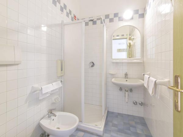 Hotel Vittoria : photo 6 de la chambre chambre double ou lits jumeaux - vue sur jardin