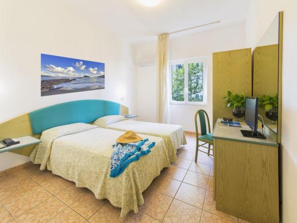 Hotel Vittoria : photo 1 de la chambre chambre double ou lits jumeaux - vue sur jardin