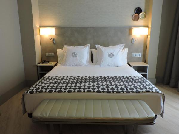 Hotel América Sevilla : photo 2 de la chambre chambre triple premium