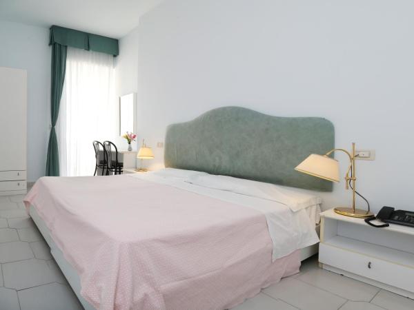 Hotel Loreley : photo 4 de la chambre chambre double ou lits jumeaux - vue sur mer