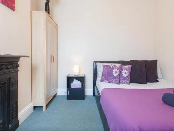 Home2Home-Rooms : photo 6 de la chambre chambre double avec salle de bains commune