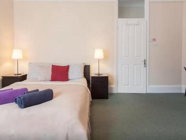 Home2Home-Rooms : photo 7 de la chambre chambre quadruple avec salle de bains commune