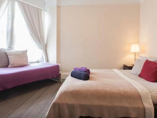 Home2Home-Rooms : photo 1 de la chambre chambre quadruple avec salle de bains commune
