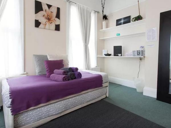 Home2Home-Rooms : photo 10 de la chambre chambre familiale avec salle de bains commune
