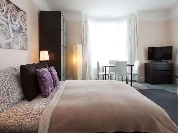 Home2Home-Rooms : photo 2 de la chambre chambre familiale avec salle de bains commune