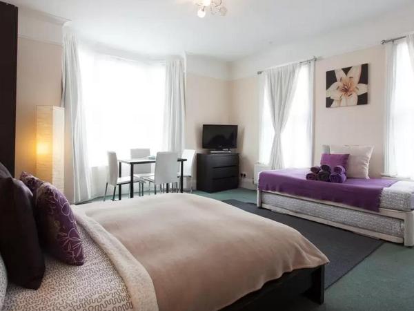 Home2Home-Rooms : photo 1 de la chambre chambre familiale avec salle de bains commune